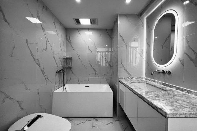 Zhongshan Park, with an outdoor balcony, a large wardrobe and a bathtub, 3-bedroom