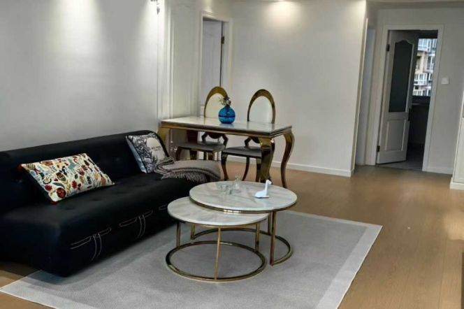 Prime 1BR between People's Sq & East Nanjing Rd | Central A/C & Dual Balconies | 15,800 RMB/Month