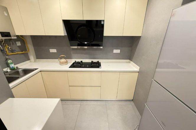 Sunny 2BR with Gym in Prime Location | Steps from 2 Metro Hubs & Shopping | 13,500 RMB/Month