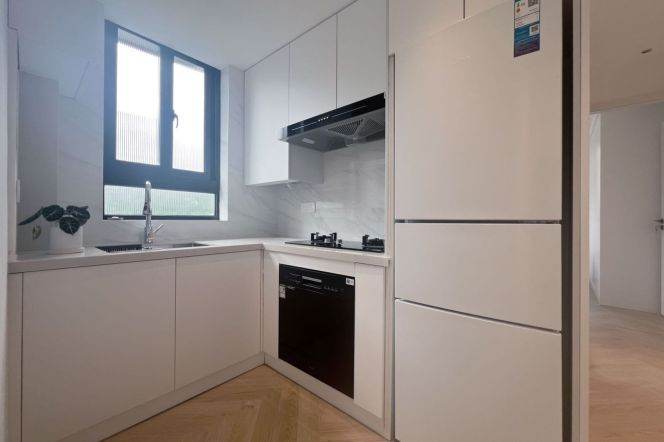 5 min walk to metro, Cozy 2br,elevator, floor heating ,central AC