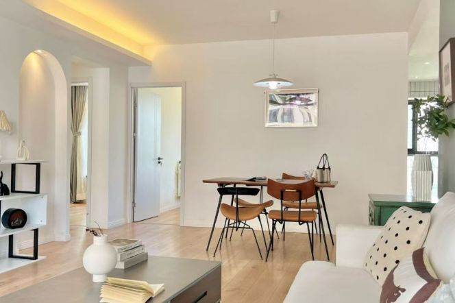 Suzhou Creek View, Bright 3 br, elevator, outdoor  balcony, wall heating, central AC