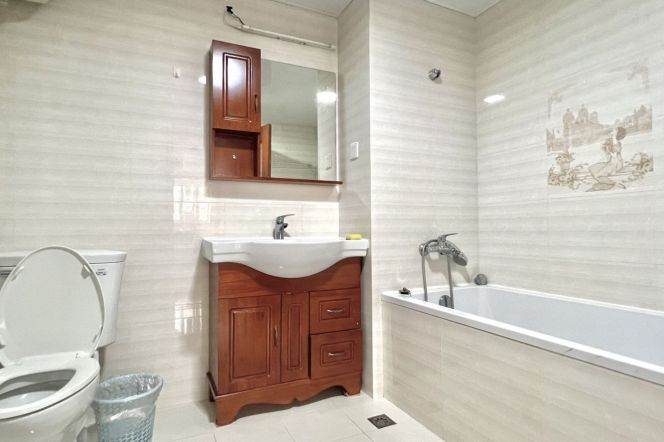 Master bedroom near Jiangsu rd,private bathroom/washing machine,long/short term 