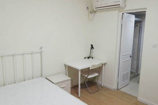 Nice master bedroom in shared apt @Xujiahui 