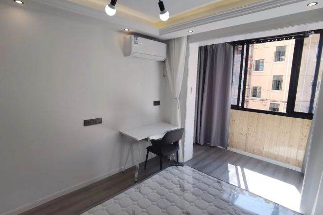 Nice 2Br+1Lr near Hongqiao  Rd Sta M10/3/4 /3F /8000K/70sqm