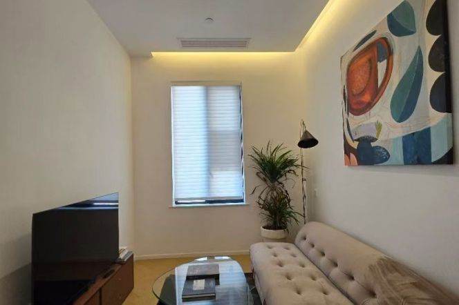 Brilliant high ceiling one bedroom Apt+Free Wifi+gym+heating @Changping