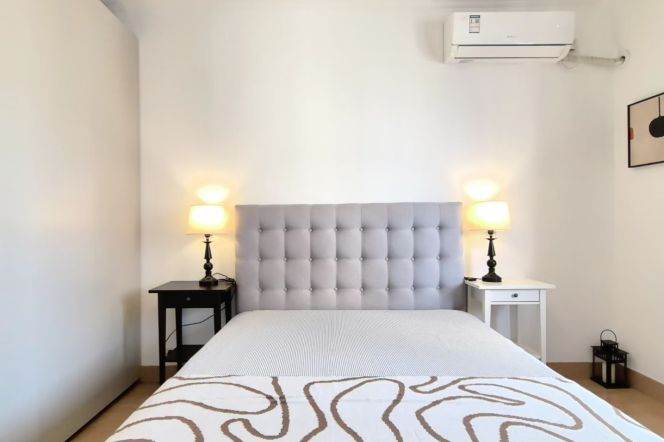 Two Bedroom Jing'an Xinzha Road Move-in Ready
