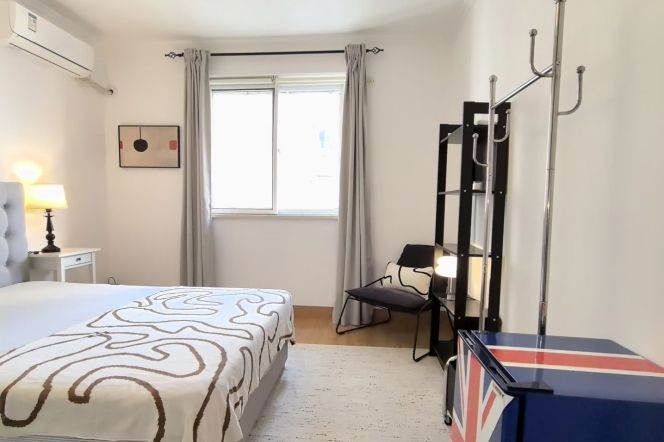 Two Bedroom Jing'an Xinzha Road Move-in Ready