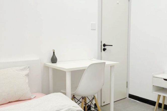 Jingan district,cheap room near Hanzhong rd,roommates friendly 