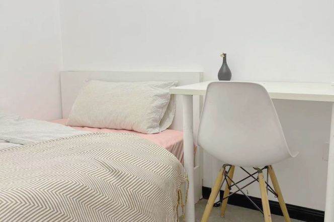 Jingan district,cheap room near Hanzhong rd,roommates friendly 