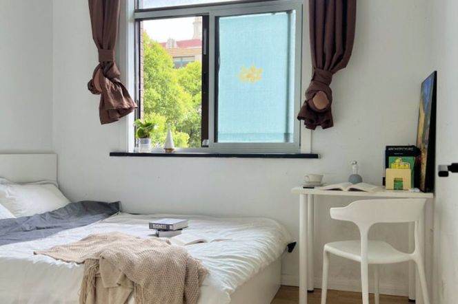 Jingan district,cozy room near West Nanjing rd,green and bright outside 