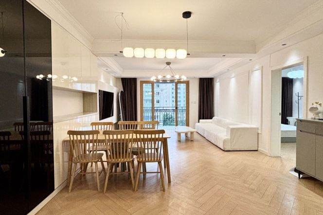 3Bdrs 2Baths /L3/4/11/13/14 Spacious&Modern&Bright  Caoyang /Longde Rd/open balconies