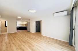  Quality 2br with floor heating nr Changshu Rd &Jing'an Temple  &Balcony 