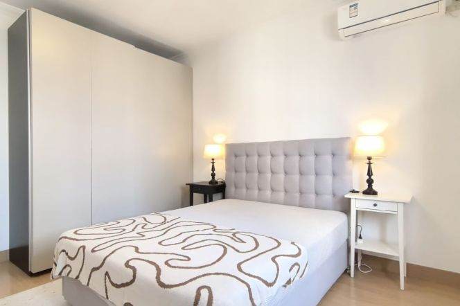 Two Bedroom Jing'an Xinzha Road Move-in Ready