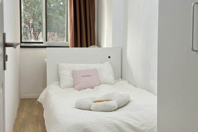 Jingan district,nice room near wast Nanjing rd,nice price and roommates 