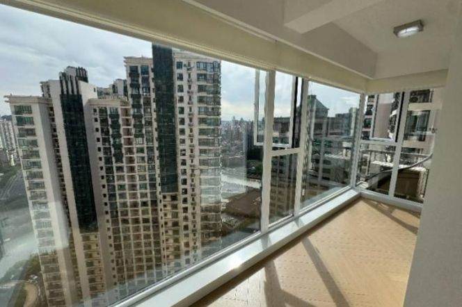 88 sqm brand new 1 br Apt/29F &Suzhou Creek View for 12K