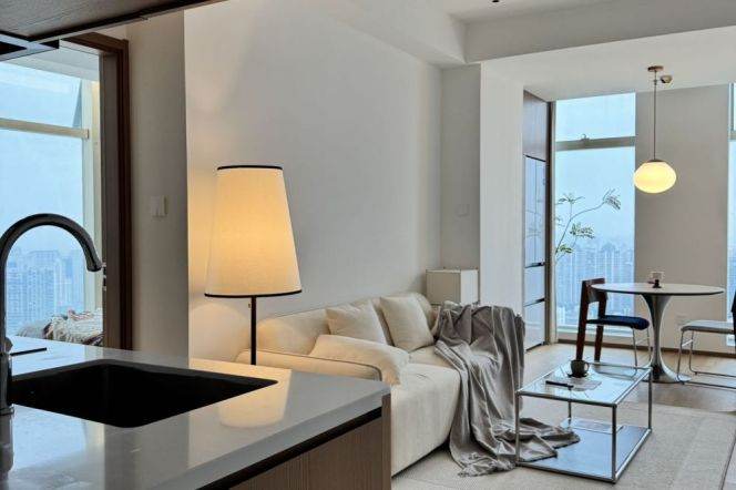 Highrise 1Br  36F | Next to Changshou rd metro L7/13  | Bright + Big window