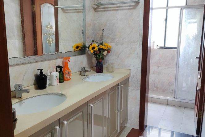 Private  bathroom zhong shan park 2/3/4 west yan an lu3/4