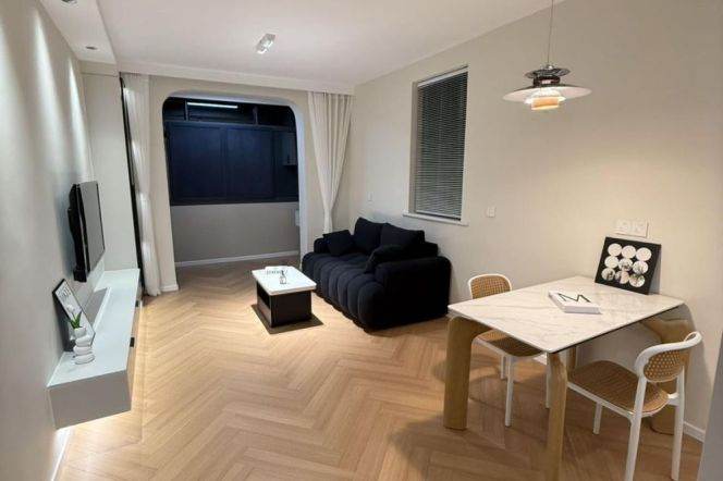 1 br newly renovated Apt&Central AC&open kitchen/Hongqiao rd 