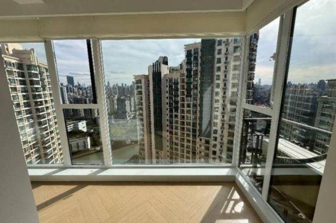 88 sqm brand new 1 br Apt/29F &Suzhou Creek View for 12K