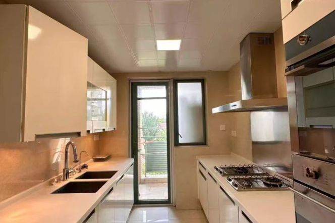 Modern 3Brs in Central Residence