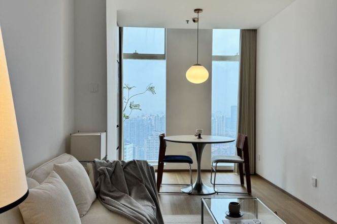 Highrise 1Br  36F | Next to Changshou rd metro L7/13  | Bright + Big window