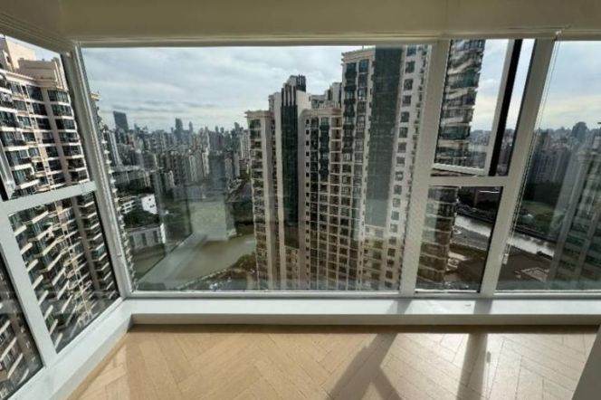 88 sqm brand new 1 br Apt/29F &Suzhou Creek View for 12K
