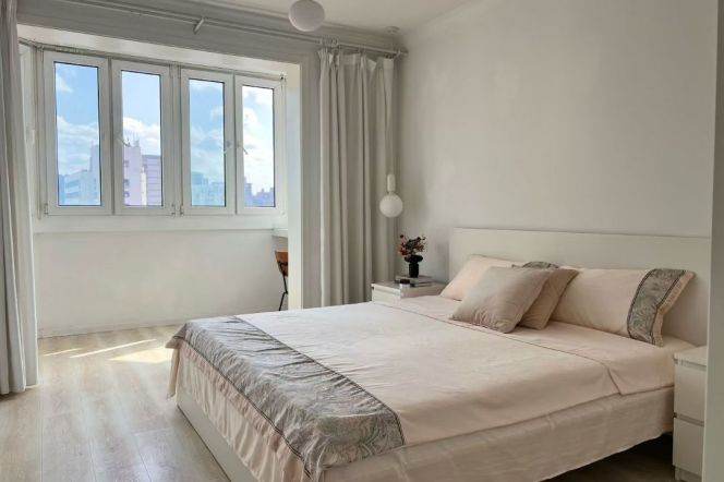 Cozy two Bedrooms elevator Apt with oven near L2/11Jiangsu Rd