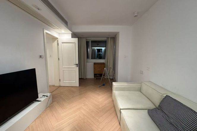 1br2lrs1bath/elevator/Jingan/Yanping rd /large storage