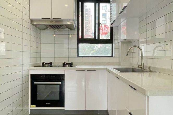 Really Bright&Modern&Spacious 2Bdrs 1Bath Apt+L10/11Jiaotong Uni.+Nice Compound+Elevator