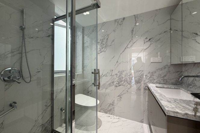 Zhongshan Park/Longzhimeng is available for rent for the first time. The colorful lights are great