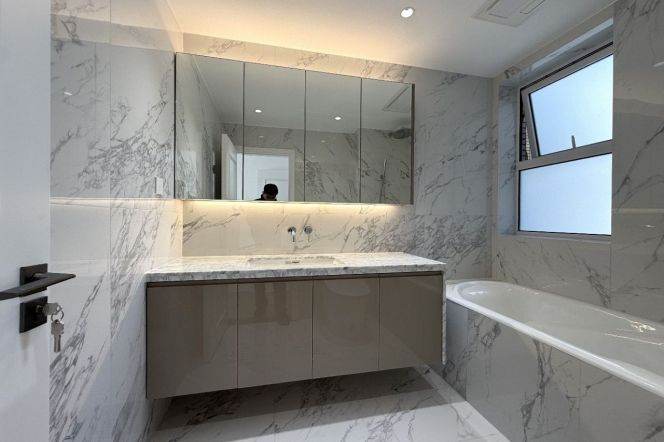 Zhongshan Park/Longzhimeng is available for rent for the first time. The colorful lights are great