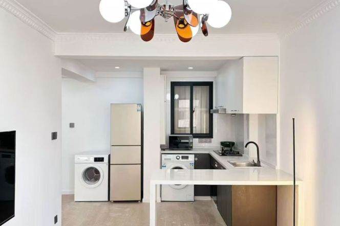 2min to L1Hengshan Rd, Bright &Cozy 1br, elevator , 70sqm 