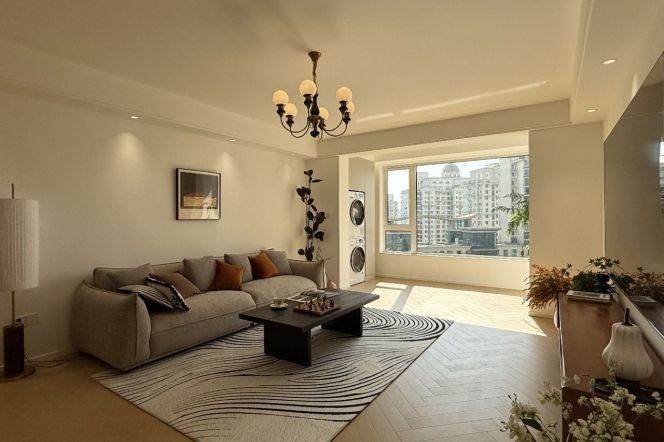 Zhongshan Park/Longzhimeng is available for rent for the first time. The colorful lights are great