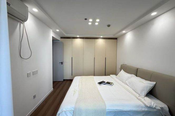 Sunny 2br/1bt Elevator Apt close to Nanjing Road