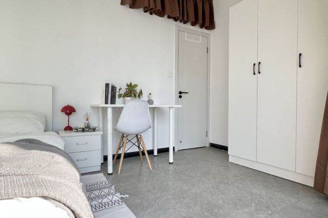 Cozy room near Hanzhong rd,high floor with balcony,nice roommates 