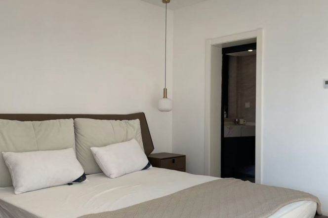 Great Area/Modern&Bright&Spacious 3Bdrs 2Baths Apt+Jing An Temple+L14 Wu Ding Rd