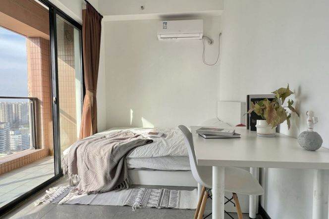 Cozy room near Hanzhong rd,high floor with balcony,nice roommates 