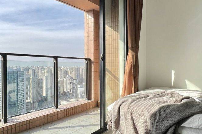 Cozy room near Hanzhong rd,high floor with balcony,nice roommates 