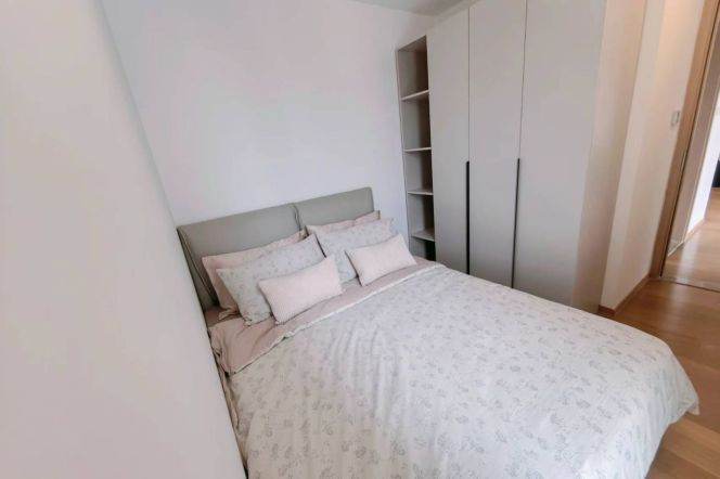 2brs, one elevator per 2 households , super privancy, near Jing'An and metro line 3/4/7