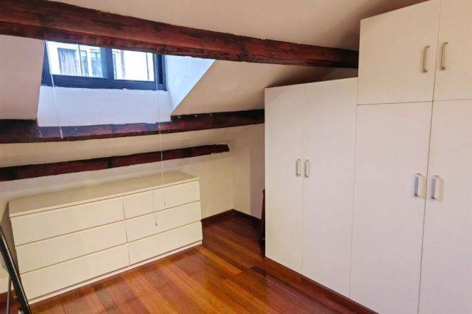 Spacious duplex 1 br with wall-heating on YongKang Rd . easy to IAPM ,L 1/10/12 ShaanXi Rd(S) St.