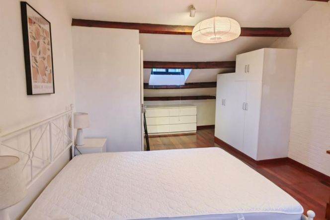 Spacious duplex 1 br with wall-heating on YongKang Rd . easy to IAPM ,L 1/10/12 ShaanXi Rd(S) St.