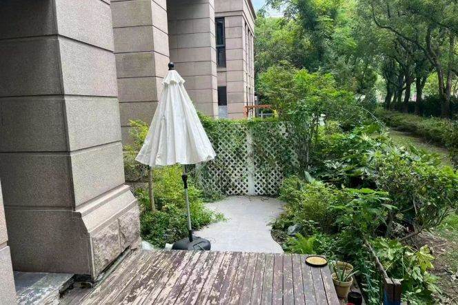 Huge garden/big living/4brs/300sqm/Green court/Biyun area dulwich &concodia school