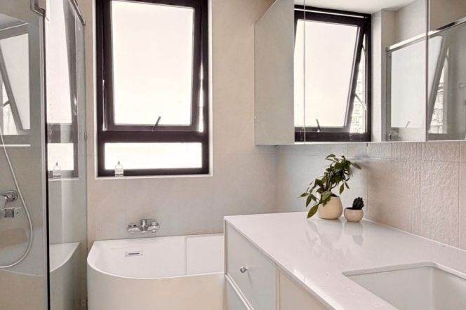 modern 3brs floor heating nice furniture beside Su zhou river line 11 only 22K