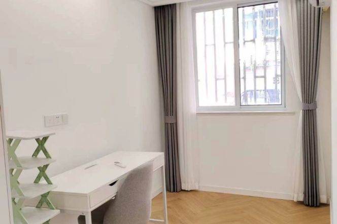 Nice yard 2Brs/1Lr/1Bt apt nr Zhongshan park,M2/3/4