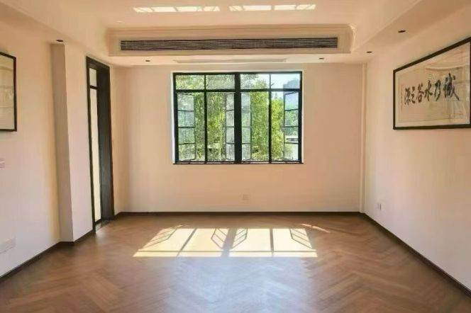 Historical Building 4br with Balcony,near Hengshan Road,Shanghai Library