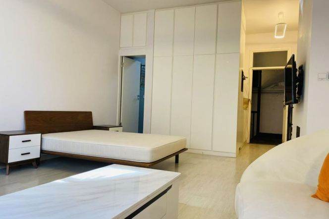 1Large Studio Near line 1/10/12 S.Shan'xi Rd and IAPM can long and short lease