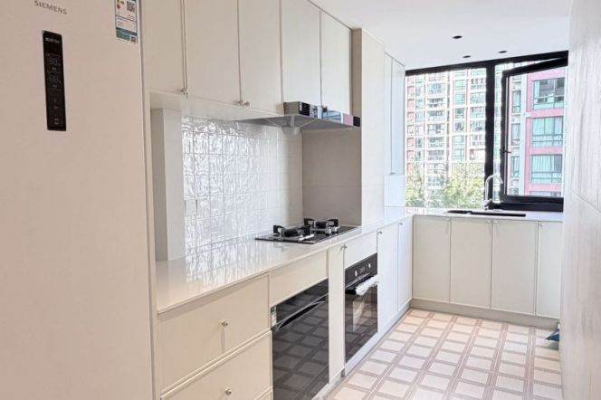 modern 3brs floor heating nice furniture beside Su zhou river line 11 only 22K