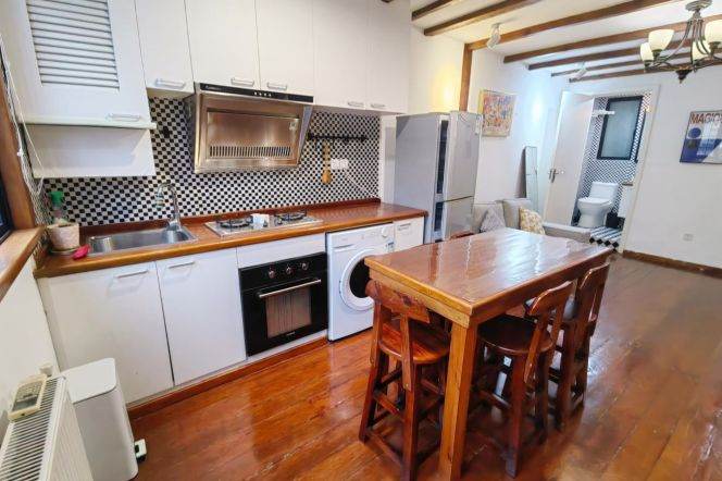 Spacious duplex 1 br with wall-heating on YongKang Rd . easy to IAPM ,L 1/10/12 ShaanXi Rd(S) St.