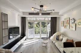 2Bdrs 1bath/XuJia Hui /Spacious / Line 1/4 Shanghai Indoor Stadium/Huge Balcony/elevator