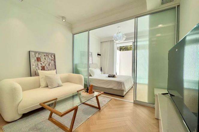 Spacious Private Garden 1 br with central AC Line 11/13 Longde Rd. 